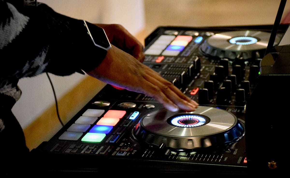 *DJ